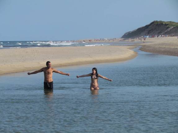 Brincando com a afilhada em piscina natural na praia de Marconi Beach, em Cape Cod, litoral sul de Massachusetts, nos Estados Unidos